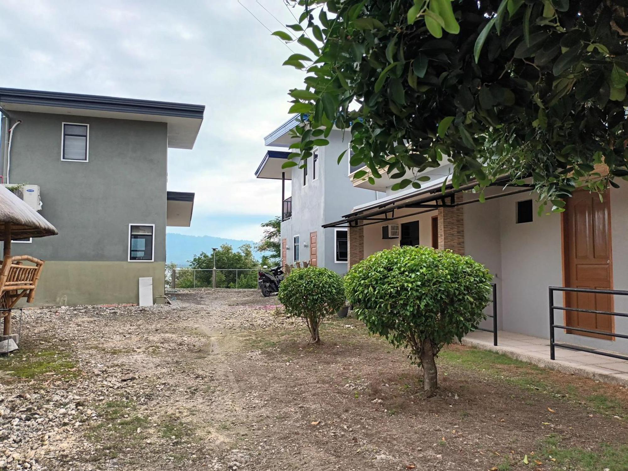 Grae'S Apartelle Moalboal Bagian luar foto