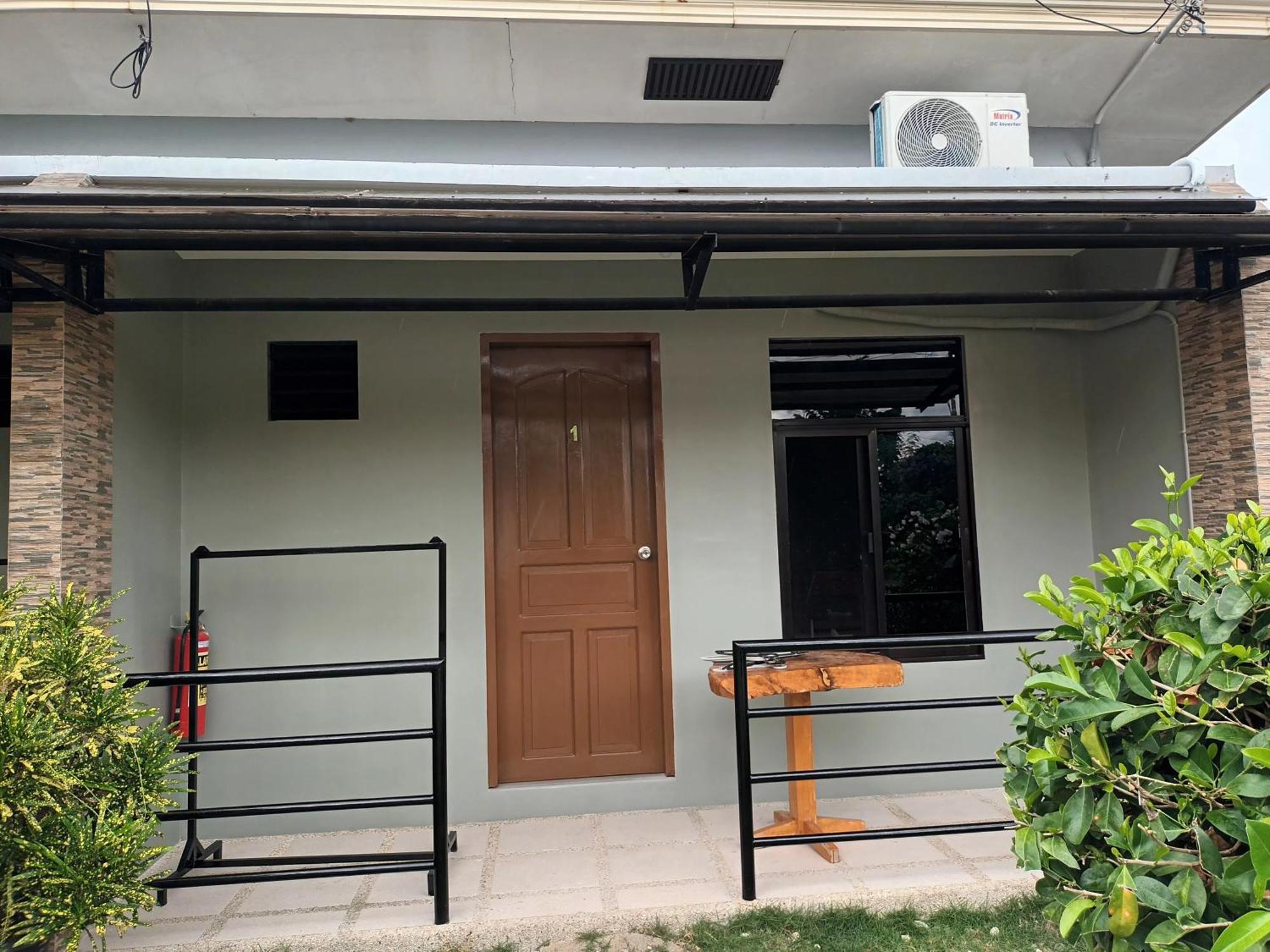 Grae'S Apartelle Moalboal Bagian luar foto